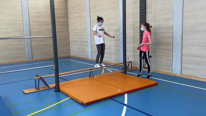 s1d_2x 180°-sprunge auf bank zu stange